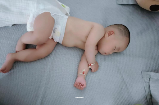 惠东三个月宝宝抬头不稳 惠东三个月宝宝抬头不稳